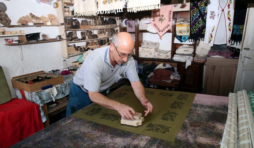 Tokat'ın kadim el sanatı yazmacılığa ömrünün 51 yılını verdi