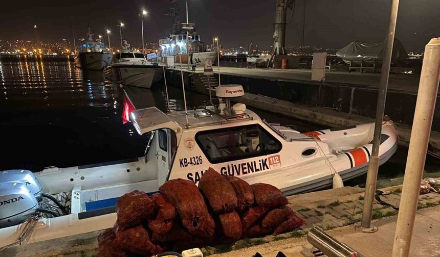 İzmir’de kaçak avlanan 500 kilogram midye ele geçirildi