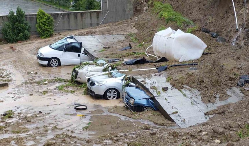 Samsun’da istinat duvarı 5 aracın üzerine devrildi: Olay anı kamerada