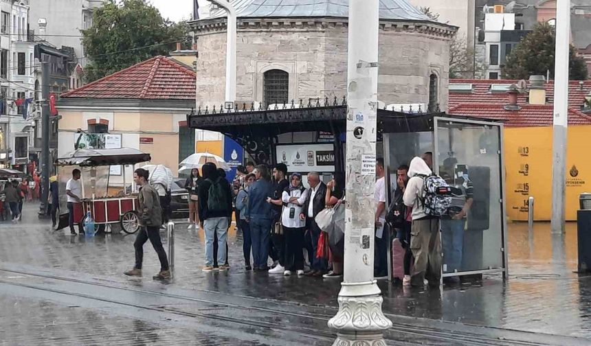 Taksim’de yağmur etkili oldu: Beyoğlu’nun ara sokaklarında ortaya şelaleyi andıran görüntüler çıktı