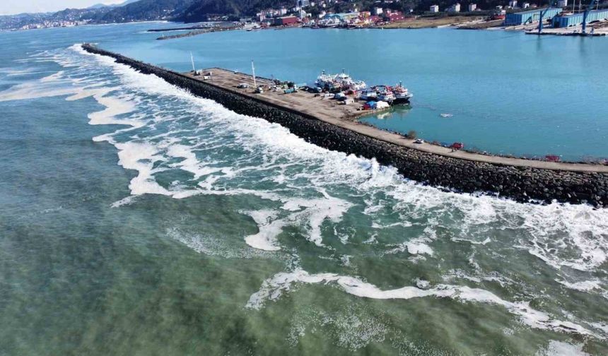 Trabzon’un Sürmene ilçesindeki Yeniçam Tersanesi’ndeki askeri üs bölgesinde dalgaların oluşturduğu tahribat görüntülendi