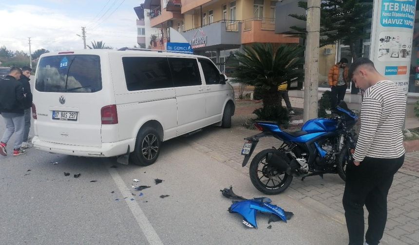 Kamyonetle motosiklet çarpıştı: 1 yaralı