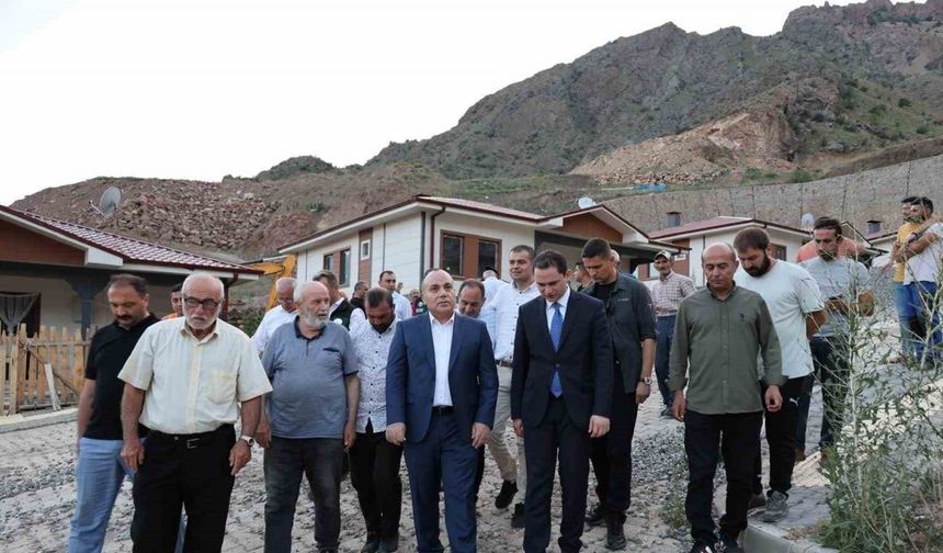 Artvin Valisi Cengiz Ünsal: "Yusufeli Yeniköy Köyü’nde kaya düşmesi tehdidi nedeniyle 5 ev tedbir amaçlı boşaltıldı"