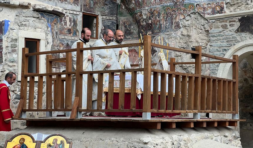 Ayine Yunanistan ve Gürcistan’dan 50’nin üzerinde Hristiyanlığın Ortodoks mezhebi mensubu katılırken, katılımın geçtiğimiz yıllara göre oldukça düşük olduğu gözlendi. Ayin sonunda katılımcılar tek tek inançlarına göre kutsandı, ekmek ve şarap verildi. 