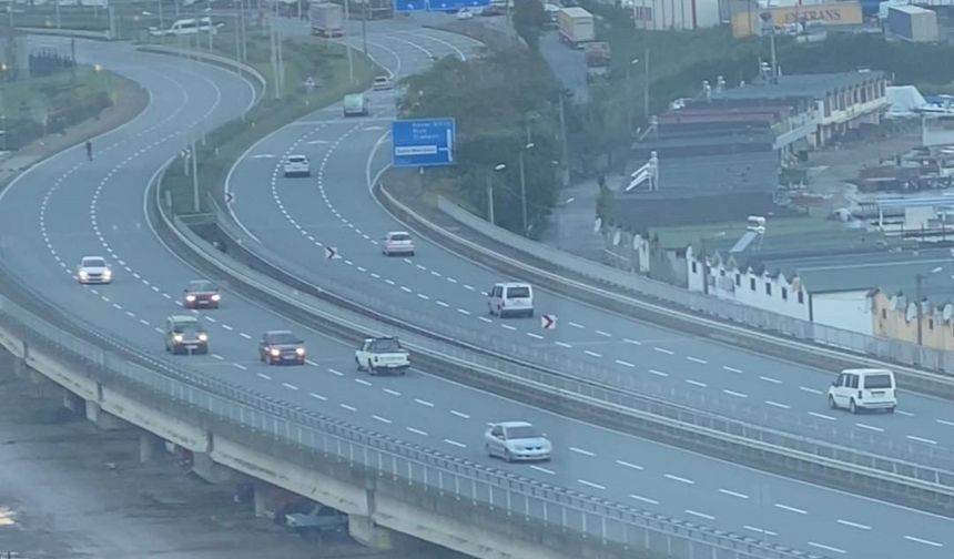 Rize’de ters şeride giren araç trafiği tehlikeye soktu