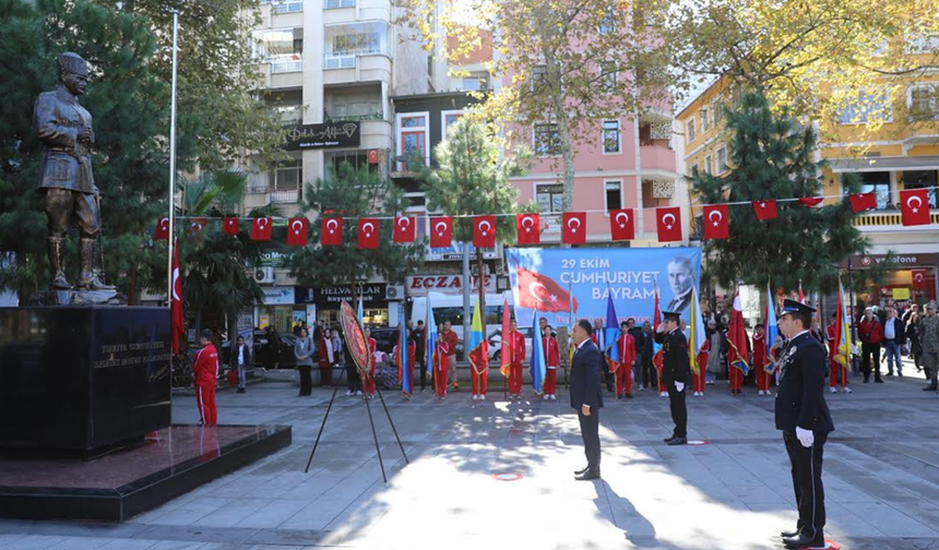 Akçaabat'ta 29 Ekim için çelenk sunma töreni düzenlendi