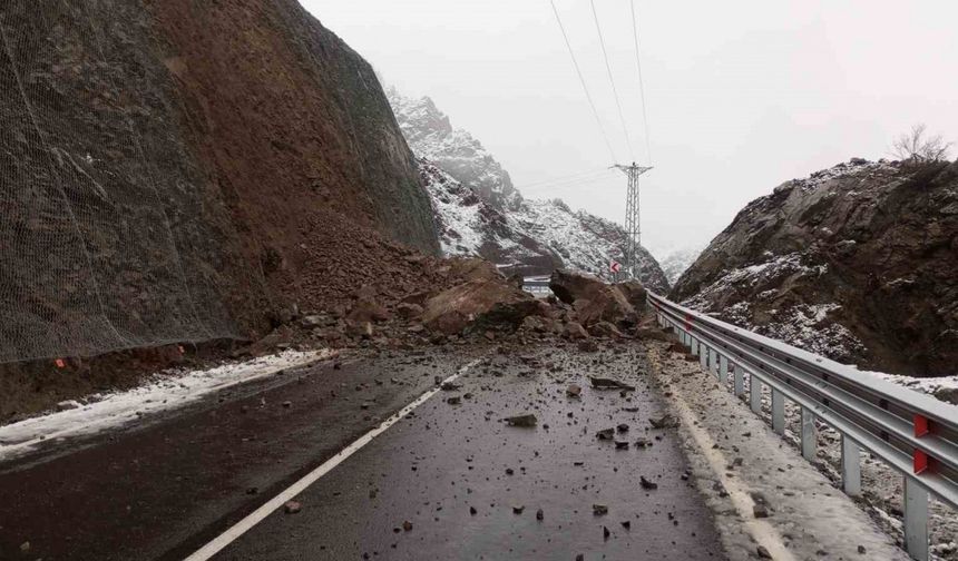 Heyelan nedeniyle Artvin-Yusufeli karayolu ulaşıma kapandı