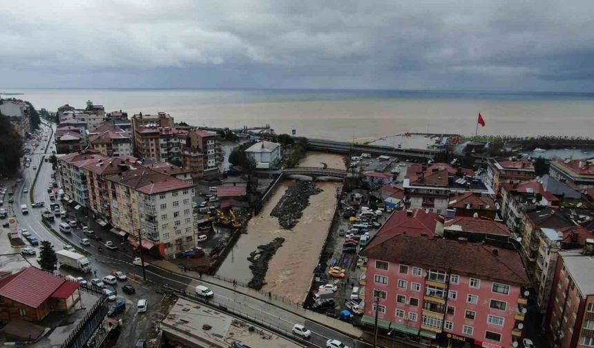 Rize’de yoğun yağışın ardından derelerin getirdiği çamur denizin rengini değiştirdi