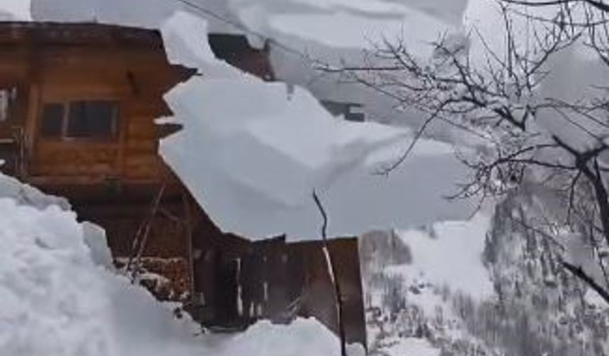 Artvin’de çatıdan düşen kar kütlesini görüntülemek isterken az kalsın altında kalıyordu