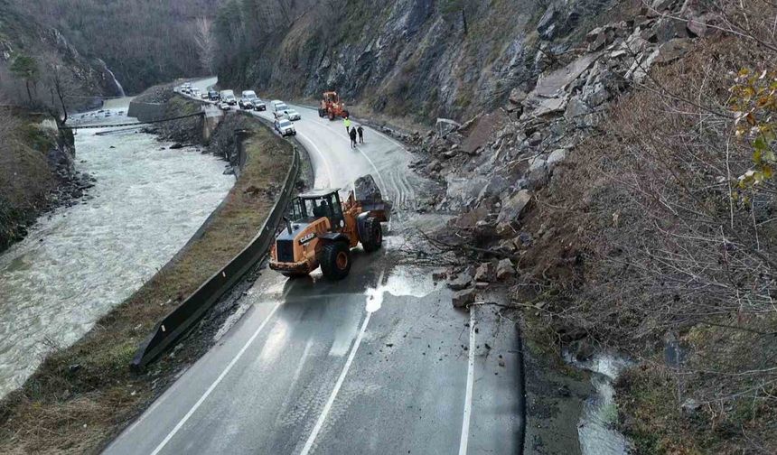 Artvin’de heyelan sonrası Borçka-Hopa karayolu yeniden ulaşıma açıldı