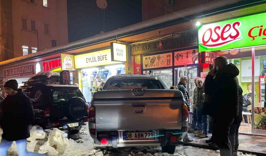 Artvin’de kontrolden çıkan kamyonet iş yerine girdi: 2 yaralı