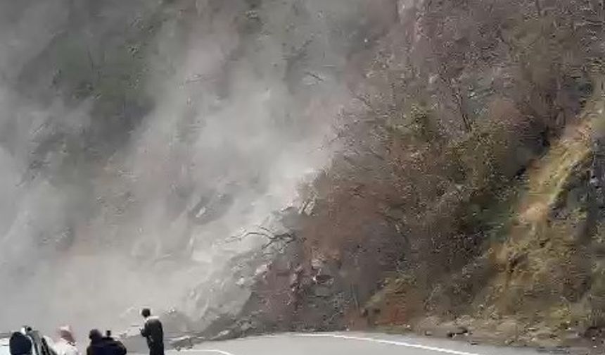 Artvin’deki heyelan anı kameraya yansıdı