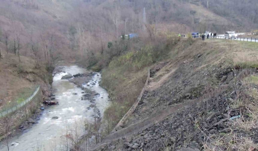 Trabzon’da otomobil dereye uçtu: 1 ölü