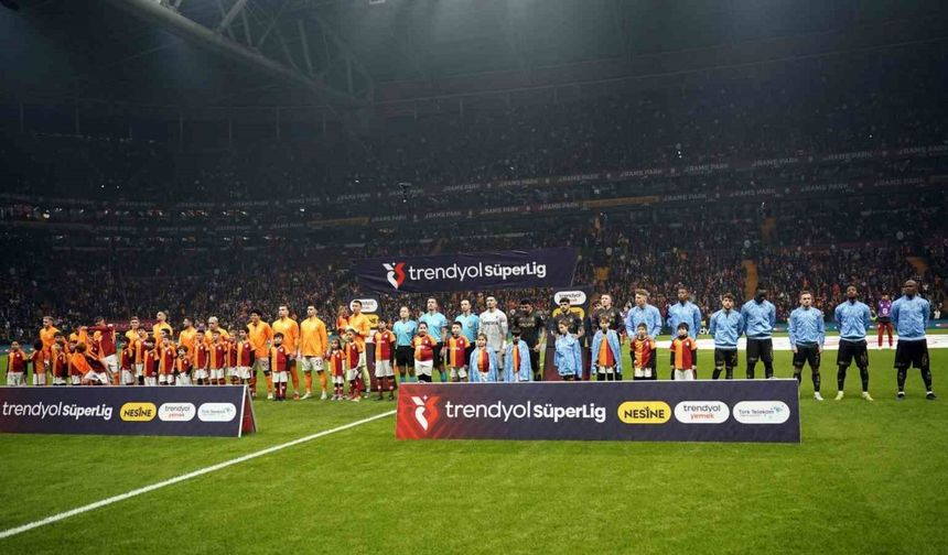 Trendyol Süper Lig: Galatasaray: 1 - Trabzonspor: 1 (Maç devam ediyor)