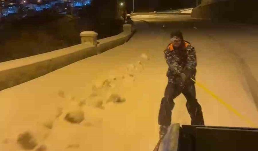 Gümüşhane’de tarihi mahallenin yolunda kayak heyecanı