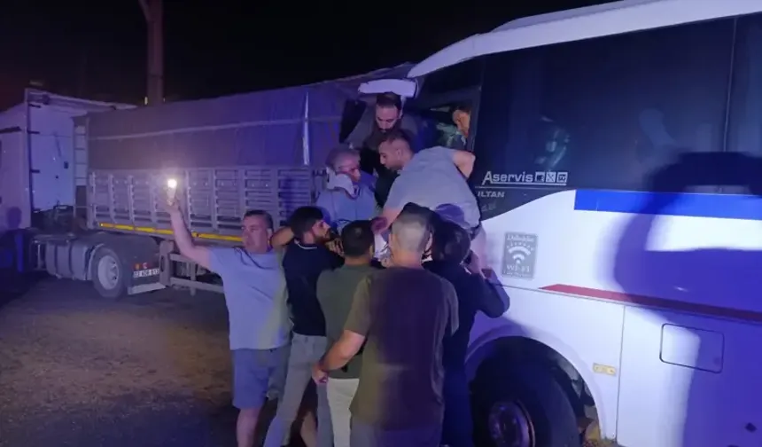 Manisa'da işçi servisi TIR’a çarptı: 5’i ağır, 20 yaralı