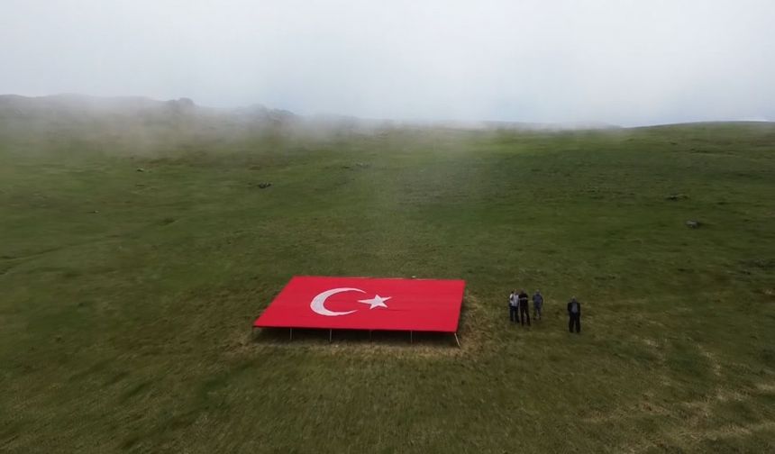 Giresun’un 2.500 rakımlı zirvesine 54 metrekarelik dev Türk bayrağı
