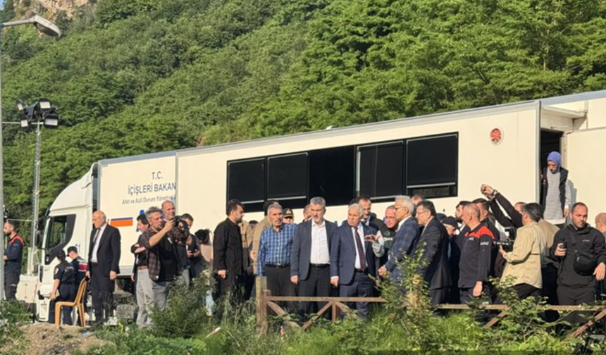 Bakan Uraloğlu, Trabzon'da selden etkilenen bölgelerde incelemelerini sürdürdü