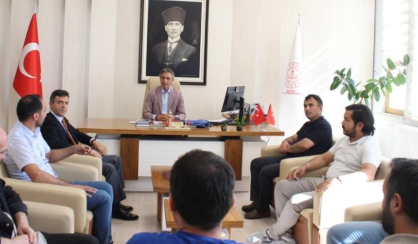 Bayburt’ta robot yarışmasından başarıyla dönen takımların öğretmenlerine katılım belgeleri verildi
