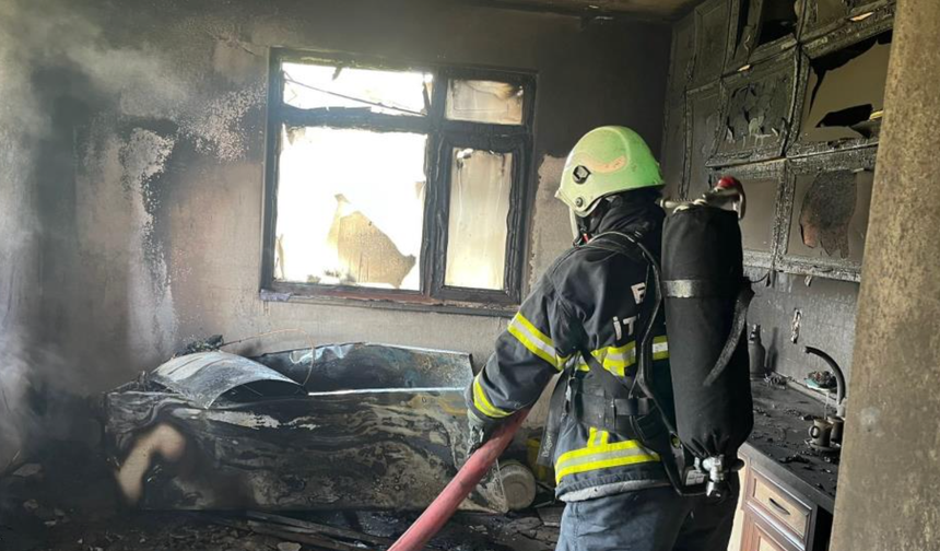 Balkonda başlayan yangın mutfağı kül etti