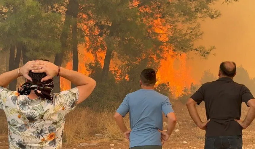 Antalya’da üç ayrı noktada orman yangını: Evler tahliye edildi