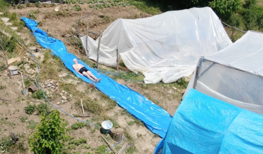 Sıcaklardan bunalan adam evinin bahçesine aquapark kurdu