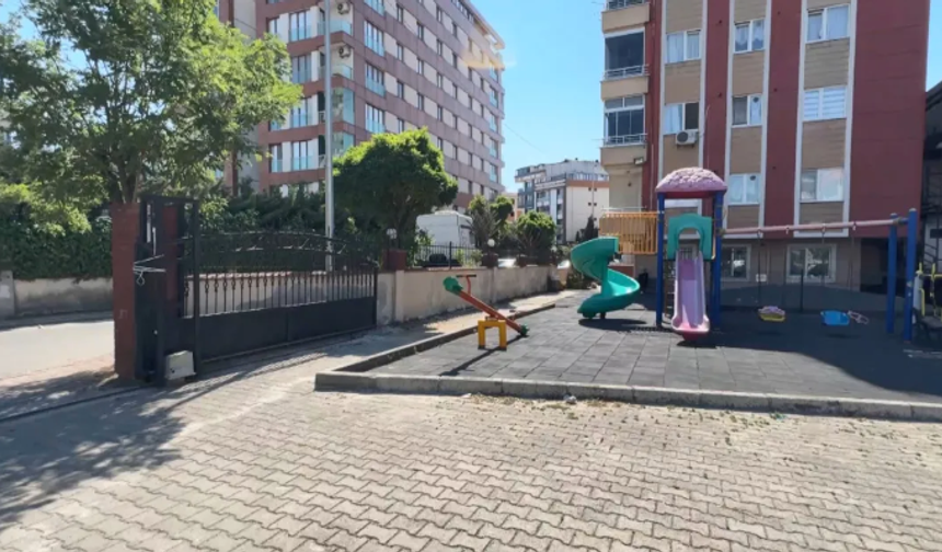 Üzerine demir kapı düşen çocuk öldü!