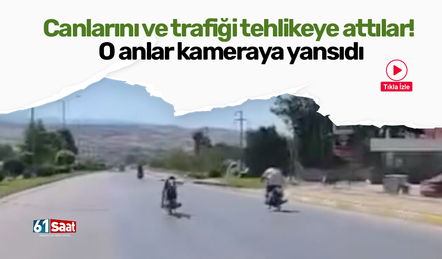 Canlarını ve trafiği tehlikeye attılar! O anlar kameraya yansıdı