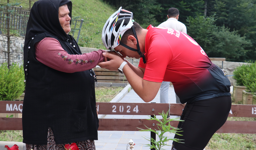 Çankırı'dan Trabzon'a pedal çeviren bisikletseverler şehit Eren Bülbül'ü mezarı başında andı!