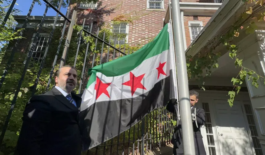Suriye bayrağı Washington’da yeniden göndere çekildi