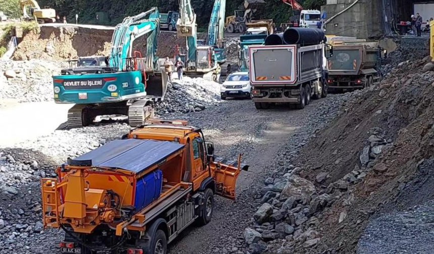 Sel ve heyelanlar nedeniyle 3 gündür kapalı olan Çamlıhemşin-Ayder karayolu ulaşıma açıldı
