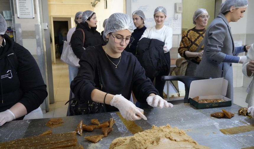 İtalyan Erasmus öğrencileri Gümüşhane'de pestil-köme ustası oldu