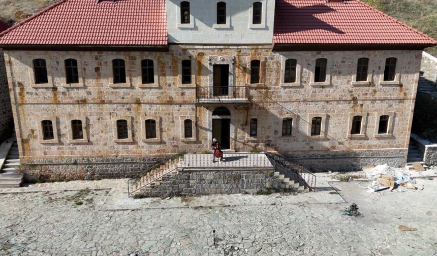 Gümüşhaneli müzisyenden tarihi mekanlarda viyolonsel ile eşsiz performans