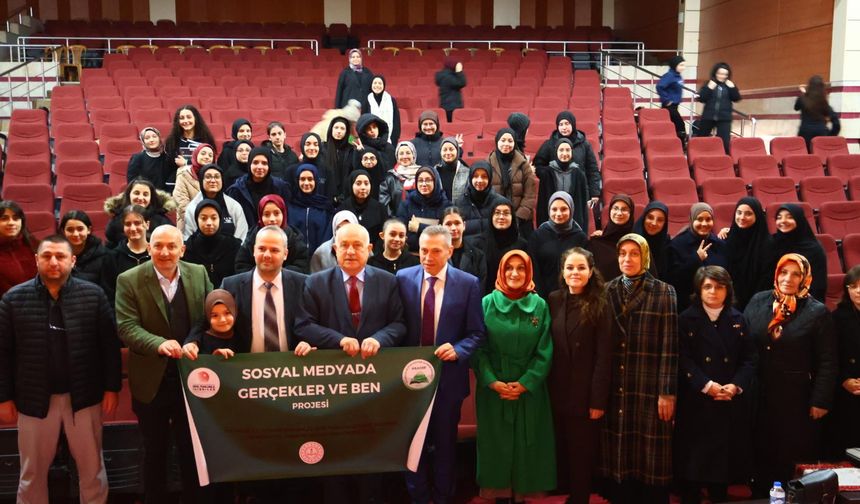 Celal Hoca gençlerle bir araya gelerekideal gençliği anlattı