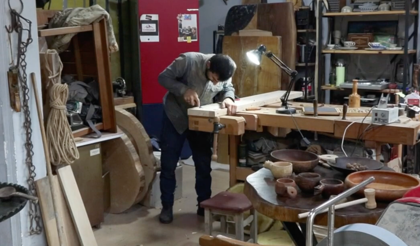 Harita mühendisi ahşabı sanat eserlerine dönüştürüyor