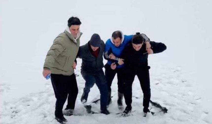 Derenin üzerinde zıplarken buz kırılınca suya düştüler...