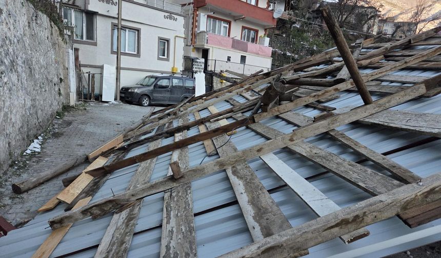 Artvin’de şiddetli rüzgârda uçan çatı otomobile zarar verdi