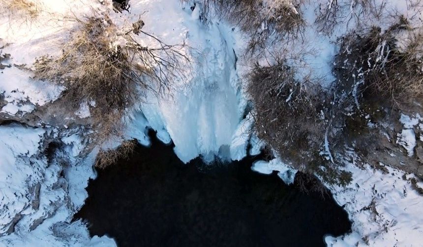Bayburt’ta Sırakayalar Şelalesi buz tuttu