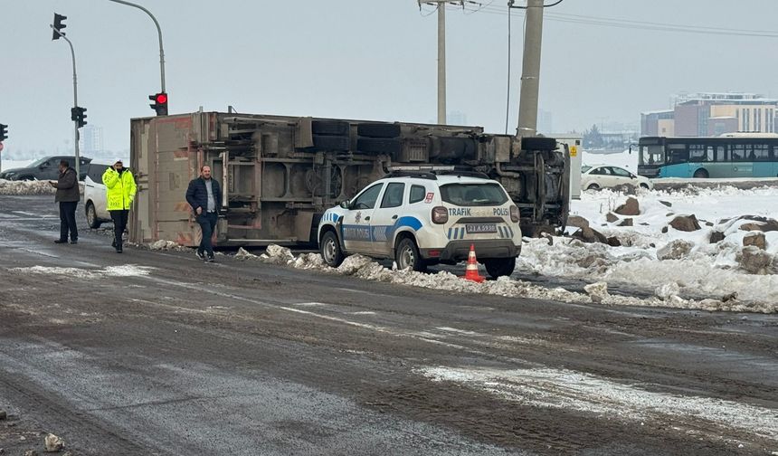 Seyir halindeki tır kayganlaşan yolda devrildi