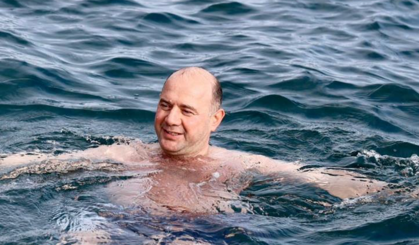 Giresun Valisi Serdengeçti’den kış ortasında deniz keyfi