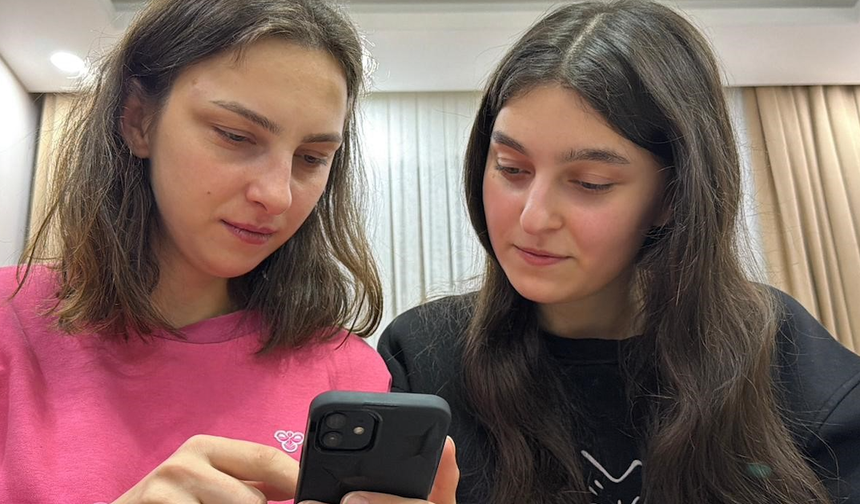 Artvin’de 11 yaş farklı kardeşlerin telefonunun yüz tanıma şaşkınlığı