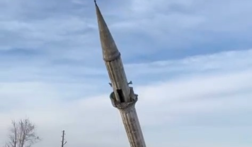 Yenisi yapılınca eski caminin minaresi kontrollü bir şekilde yıkıldı