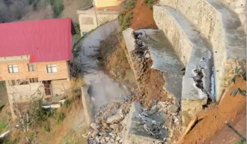 Rize’de istinat duvarı çöktü!