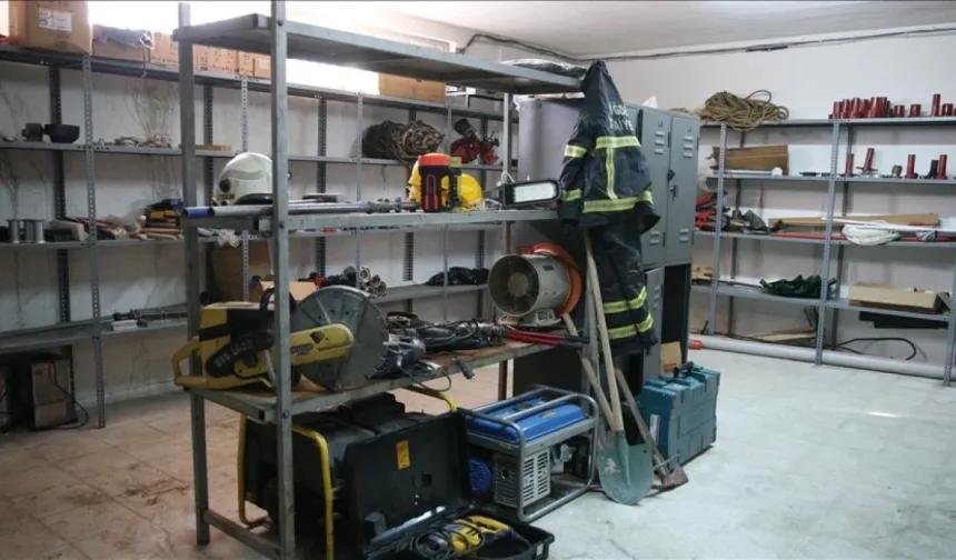 Deprem ekipmanlarını hatıra olarak saklıyor