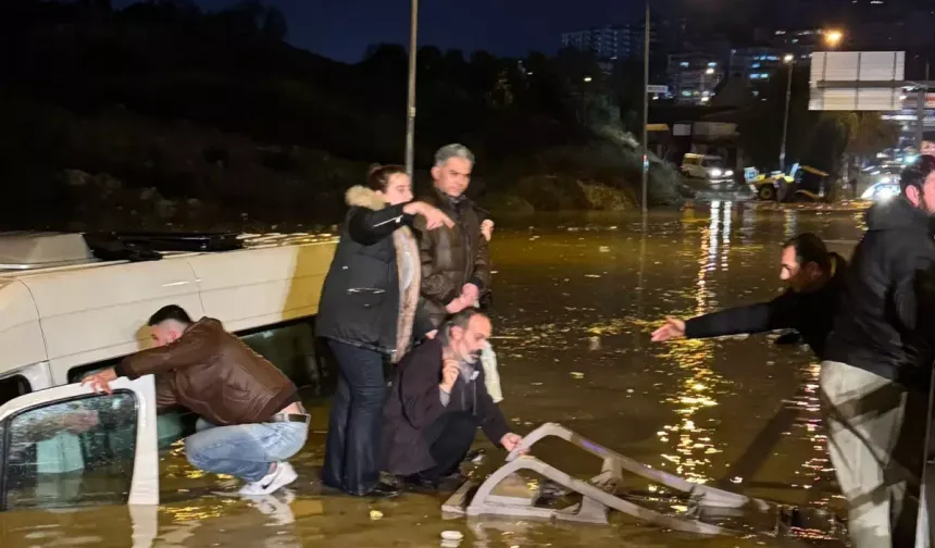 Suya gömülen minibüsteki  20 yolcu mahsur kaldı