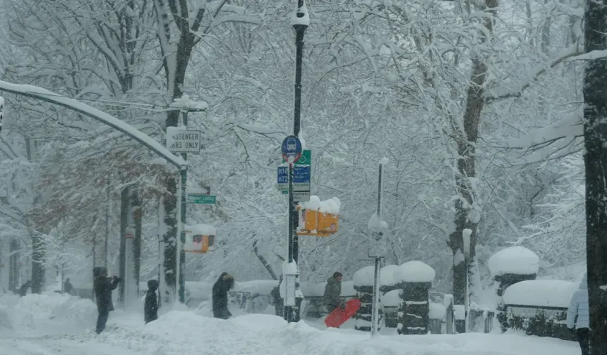 Kar fırtınası hayatı durma noktasına  getirdi