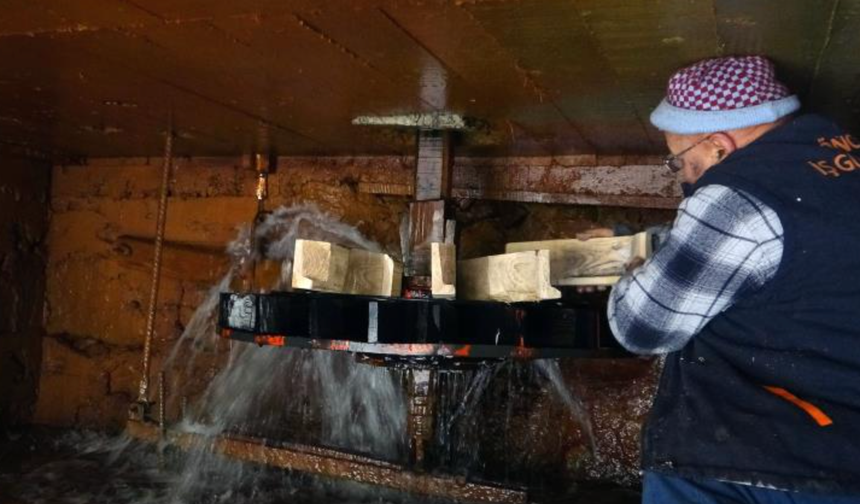 Değirmenlerin dönmesi onun ellerinde