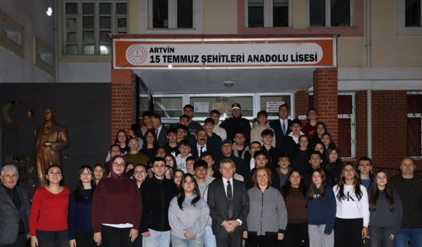 Artvin Valisi Turan Ergün, lise öğrencileriyle iftar yaptı.