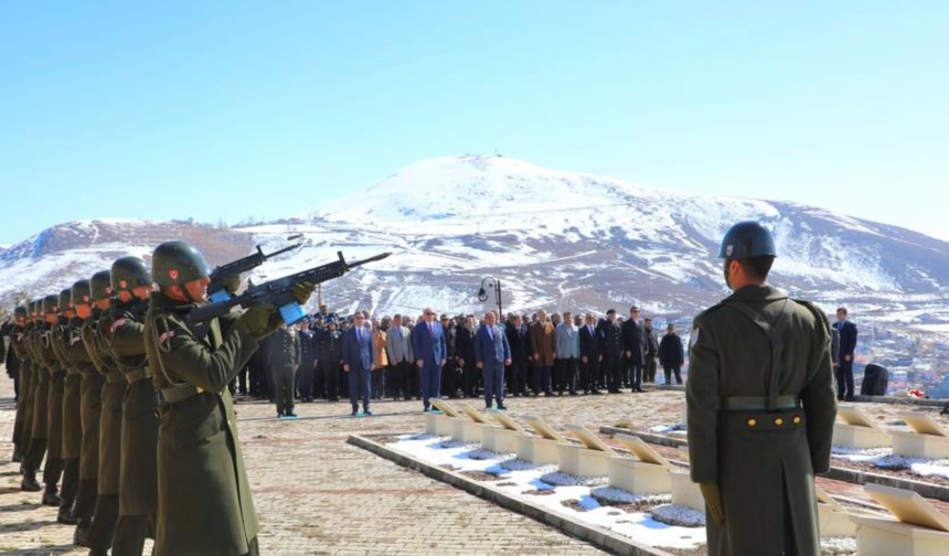 Bayburt'ta Çanakkale Zaferi'nin 111. yılı ve 18 Mart Şehitleri Anma Günü dolayısıyla tören düzenlendi