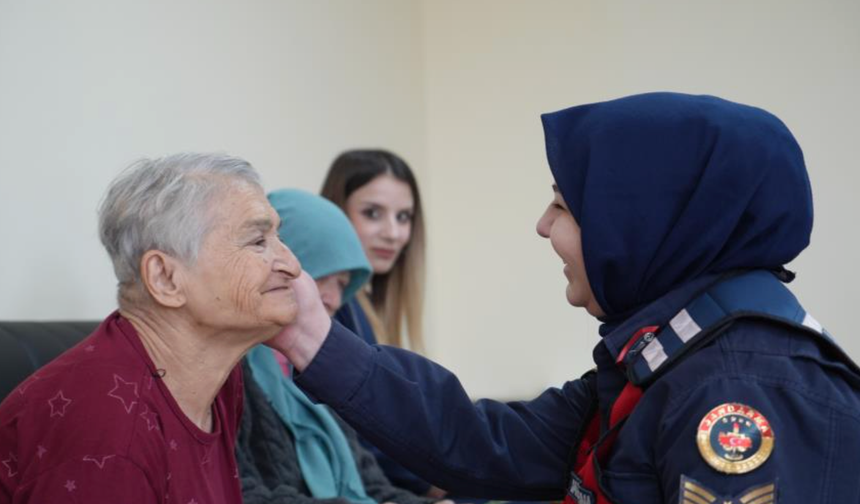 Bayburt'ta huzurevi sakinlerine jandarma sürprizi: Büyüklerin yüzü güldü